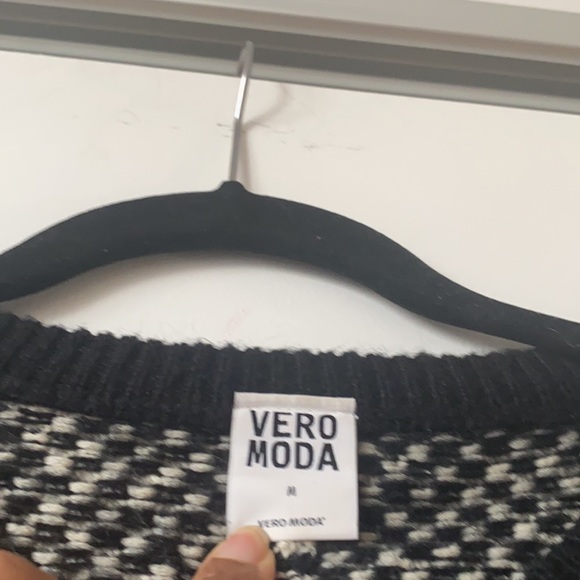 Beautiful sweater shape like a poncho - Picture 3 of 4